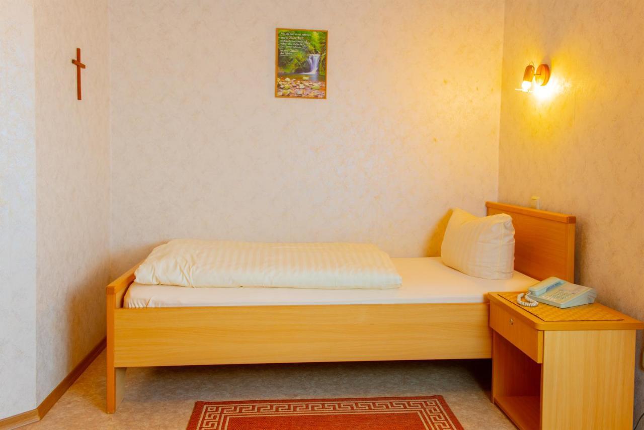 Christliche Gaestehaeuser Weinstrasse Neustadt an der Weinstraße エクステリア 写真