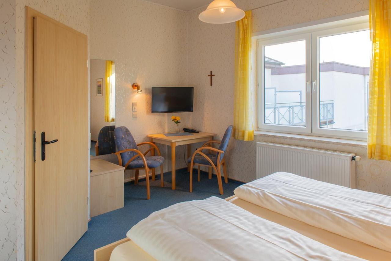 Christliche Gaestehaeuser Weinstrasse Neustadt an der Weinstraße エクステリア 写真