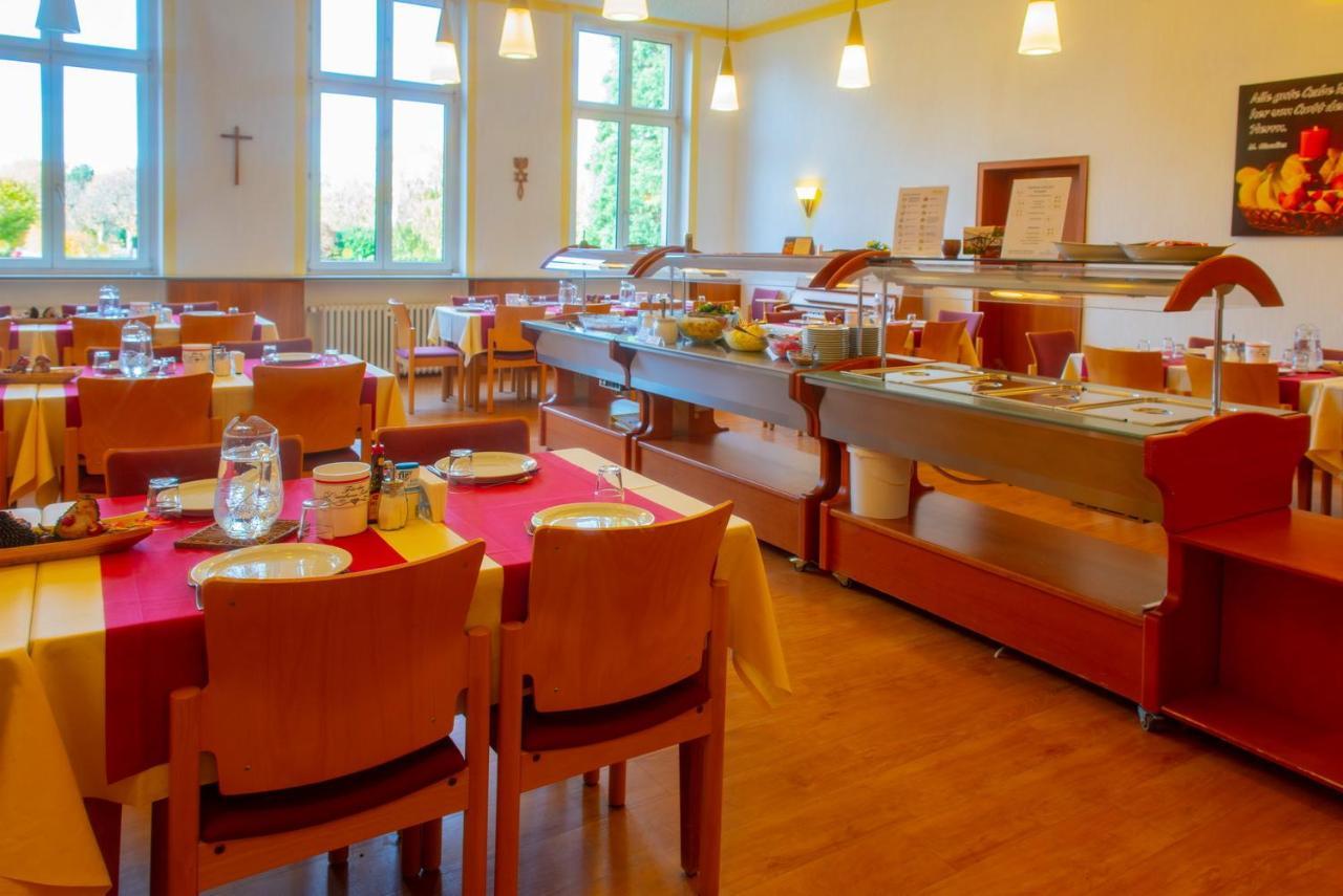 Christliche Gaestehaeuser Weinstrasse Neustadt an der Weinstraße エクステリア 写真