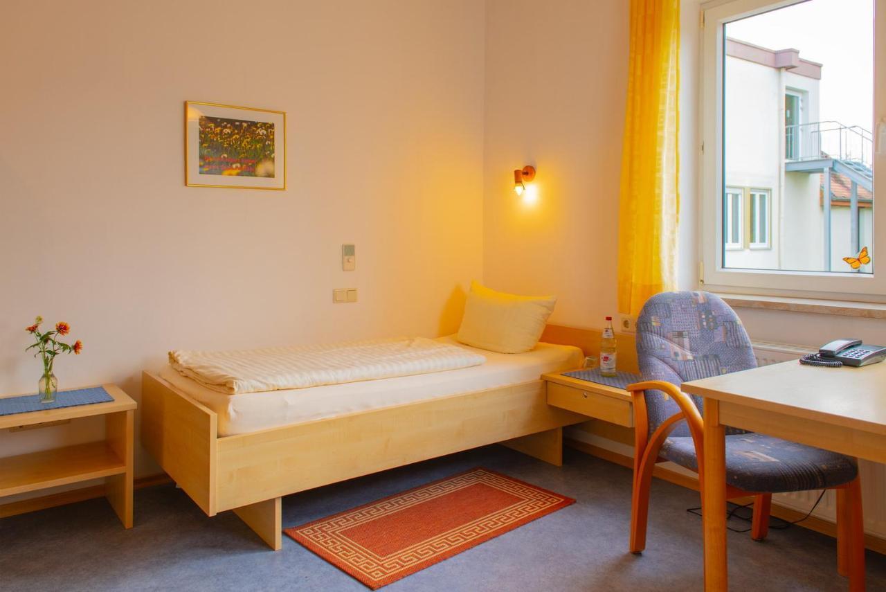 Christliche Gaestehaeuser Weinstrasse Neustadt an der Weinstraße エクステリア 写真