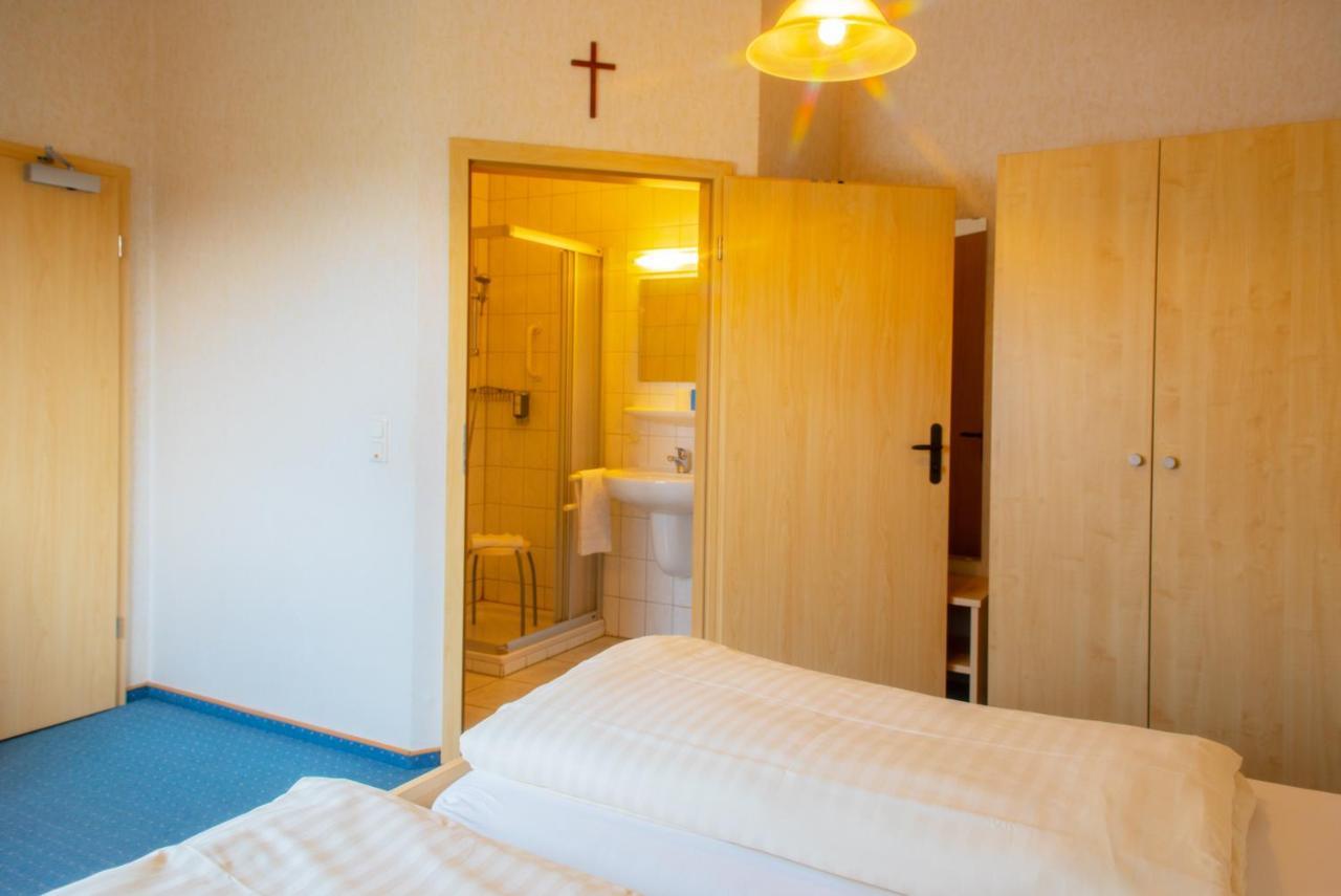 Christliche Gaestehaeuser Weinstrasse Neustadt an der Weinstraße エクステリア 写真