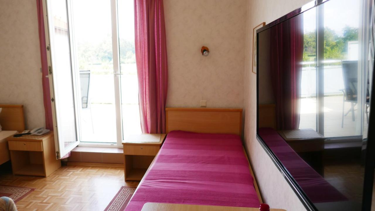 Christliche Gaestehaeuser Weinstrasse Neustadt an der Weinstraße エクステリア 写真